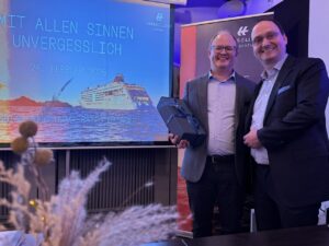 Clubpräsident Frank Glatzel (r.) und Referent Fabian Knemeyer, Sales Manager bei Hapag-Lloyd Cruises.