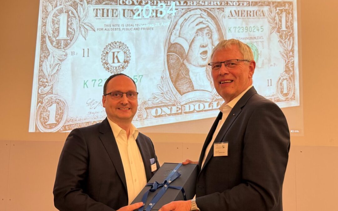 Clubpräsident Frank Glatzel (li.) bedankt sich bei Referent Jörg Jubelt von der Donner & Reuschel Gruppe.