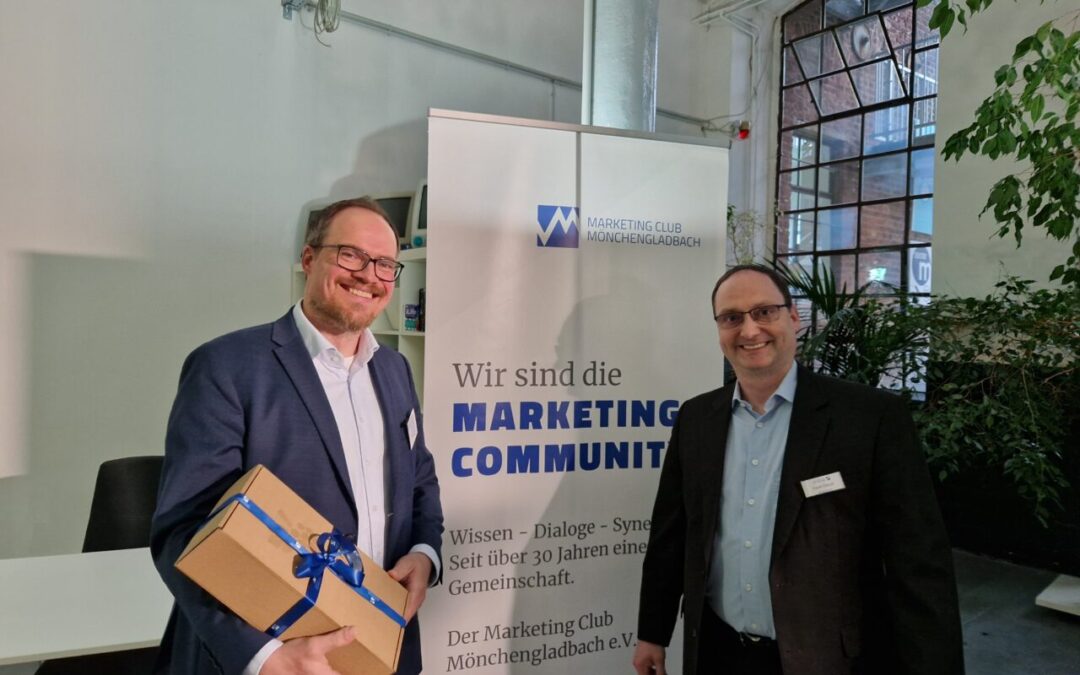 Foto Joel Rücker von egoless consulting und Frank Glatzel bei der Geschenkübergabe