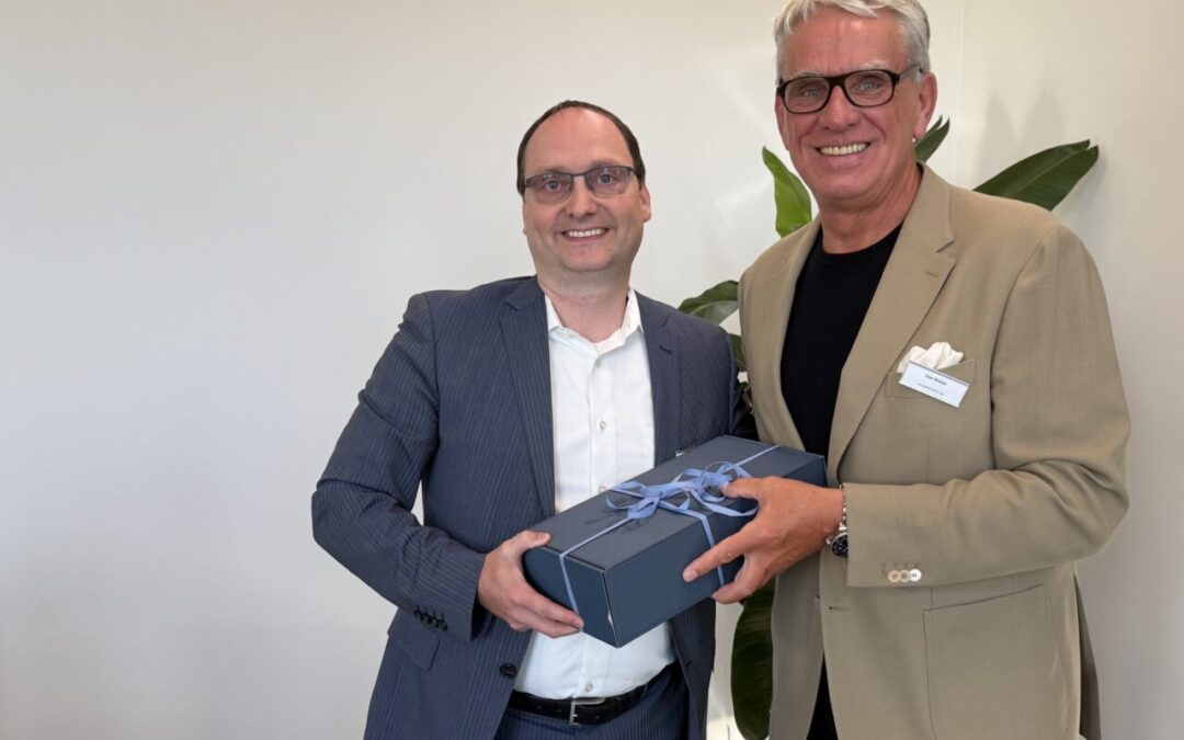 Clubpräsident Frank Glatzel bedankt sich bei Uwe Breker, Vorstandssprecher der PLANPROTECT AG (v.l.n.r.).